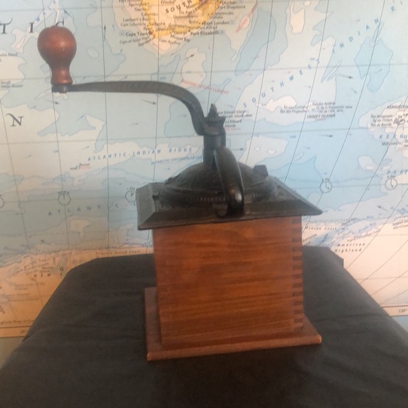 Coffee grinder cast iron & wood circa 1950 - in working order & very good cond - Picture 4 of 9